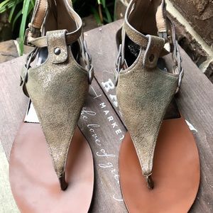 VINCE CAMUTO AVERIE Gold Sandals